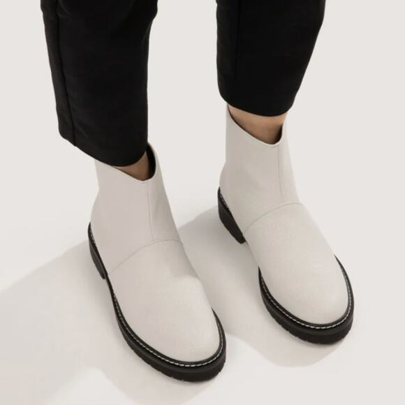 Sz 8 MATT & NAT White Faux Leather Chelsea Boots - Picture 1 of 12